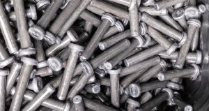 تأثیر انتخاب صحیح ورق عرشه فولادی و گلمیخ بر قیمت تمام شده و ایمنی پایدار سازه 